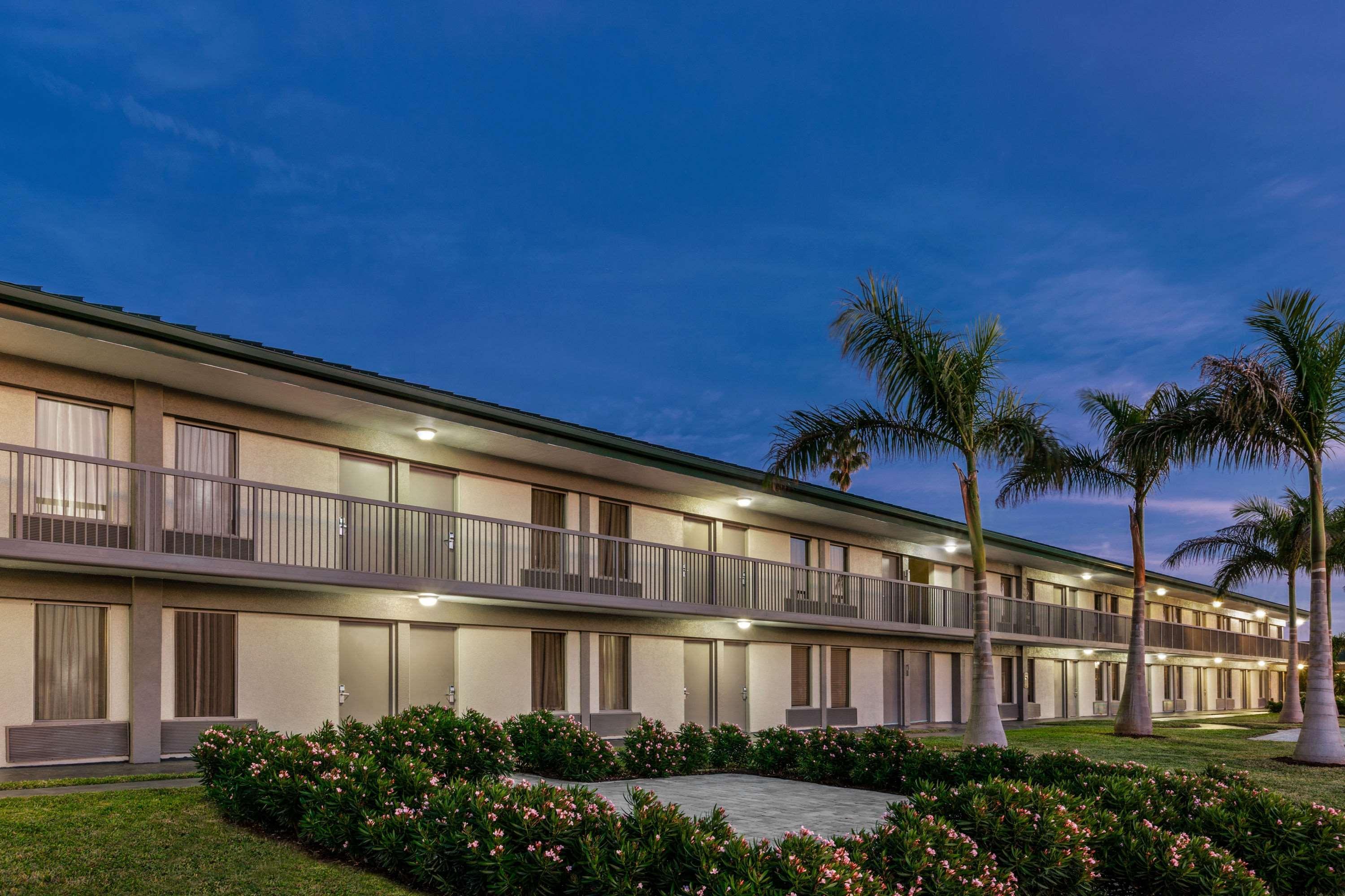 Hotel Ramada By Wyndham Sarasota Waterfront Exteriér fotografie